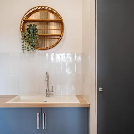 Calme Avec Parking, Proche Metro דירה ליל