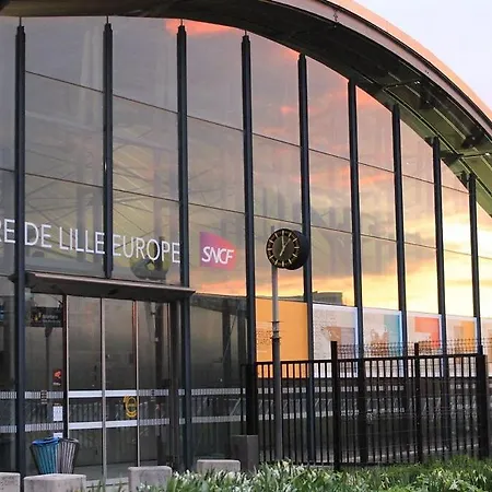 דירה Calme Avec Parking, Proche Metro ליל