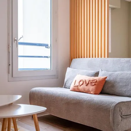 Calme Avec Parking, Proche Metro דירה ליל