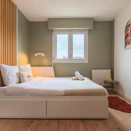 Calme Avec Parking, Proche Metro דירה *