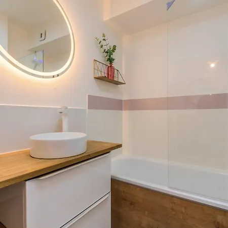 Calme Avec Parking, Proche Metro דירה ליל