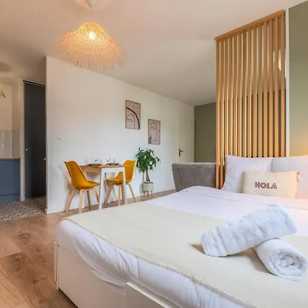 Calme Avec Parking, Proche Metro דירה ליל