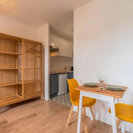 Calme Avec Parking, Proche Metro *