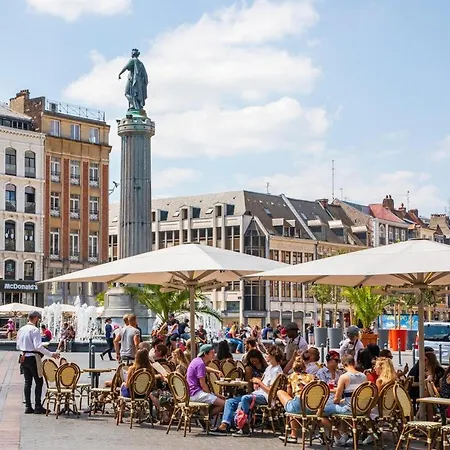 Calme Avec Parking, Proche Metro 아파트